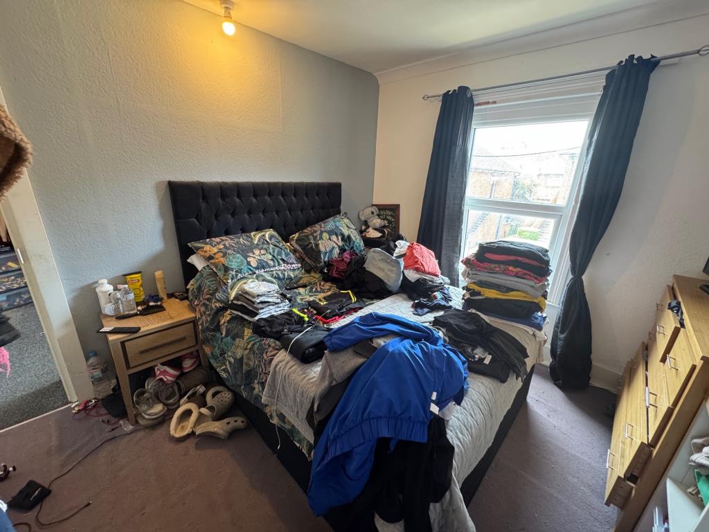 Lot: 107 - BAY-FRONTED FREEHOLD HOUSE FOR INVESTMENT - Bedroom 2